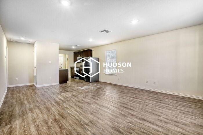 621 Wurzbach St - Photo 3 of 14