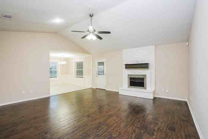 152 Bastrop St - Photo 4 of 15