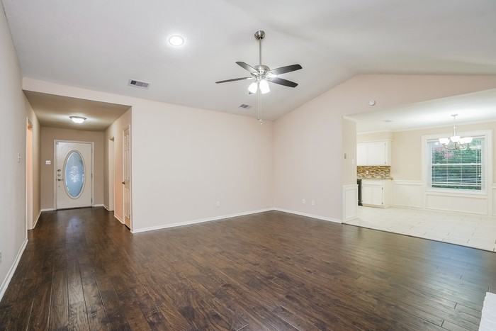 152 Bastrop St - Photo 5 of 15