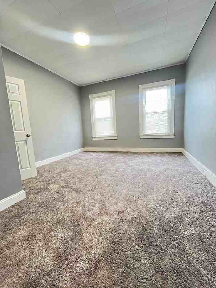 699 N Kenwood Ave - Photo 5 of 9