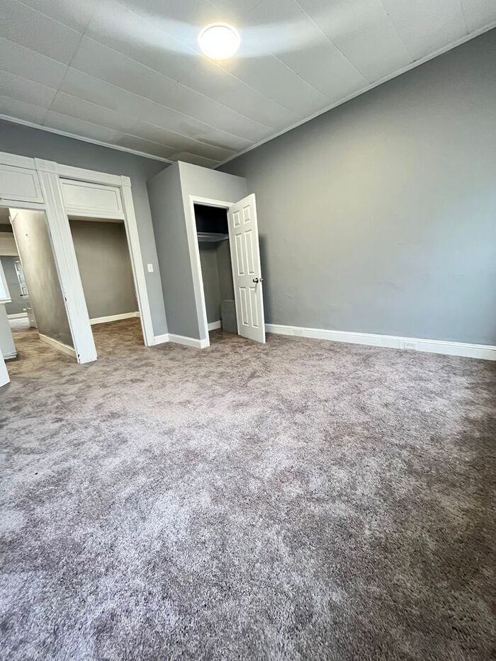 699 N Kenwood Ave - Photo 6 of 9