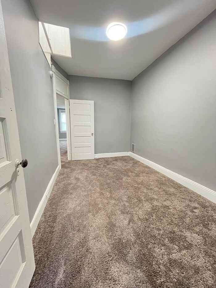 699 N Kenwood Ave - Photo 7 of 9