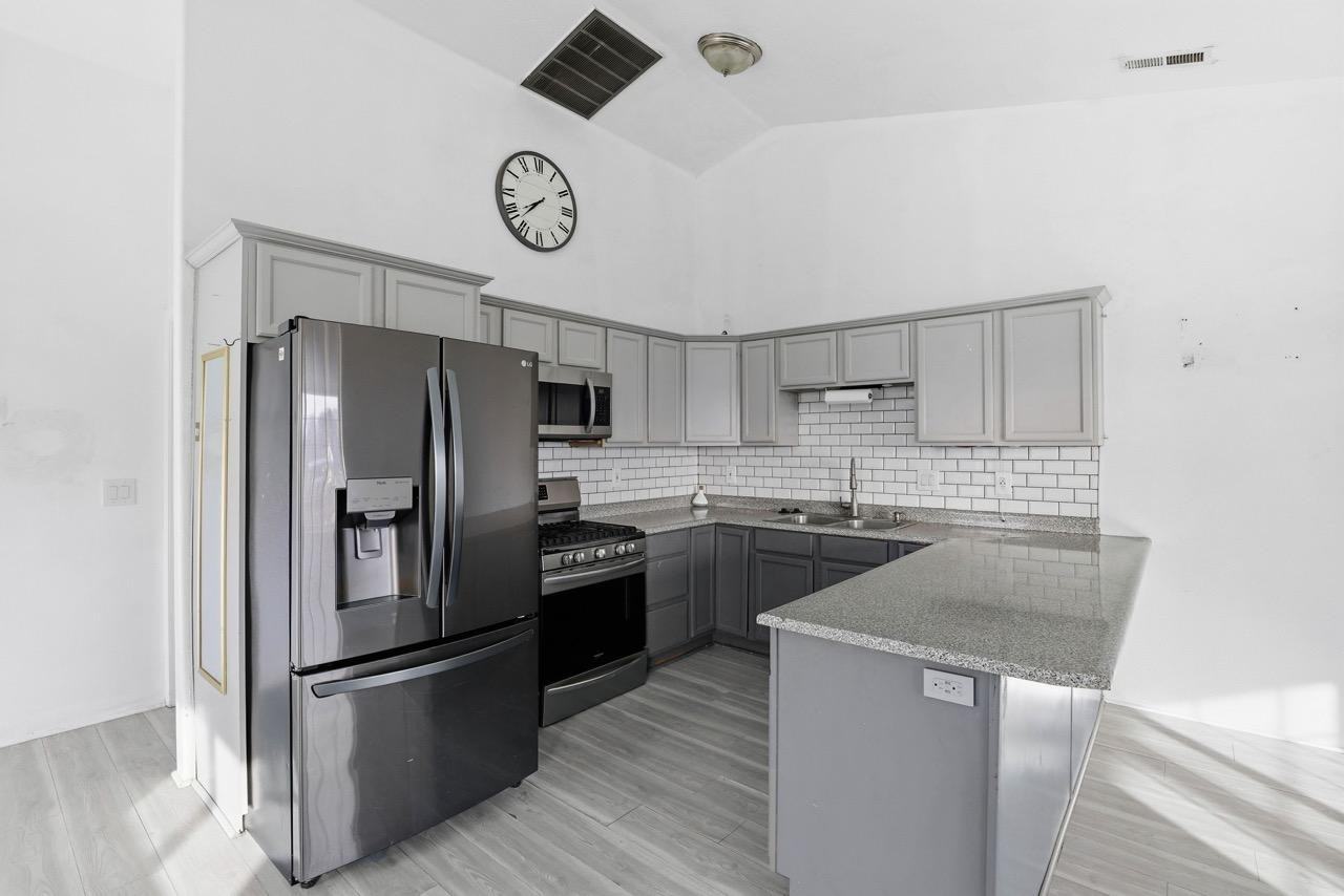 3465 Avenue C - Photo 5 of 11