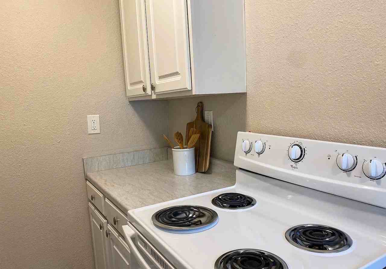 Gladstone Pointe Apartments - Photo 7 of 10