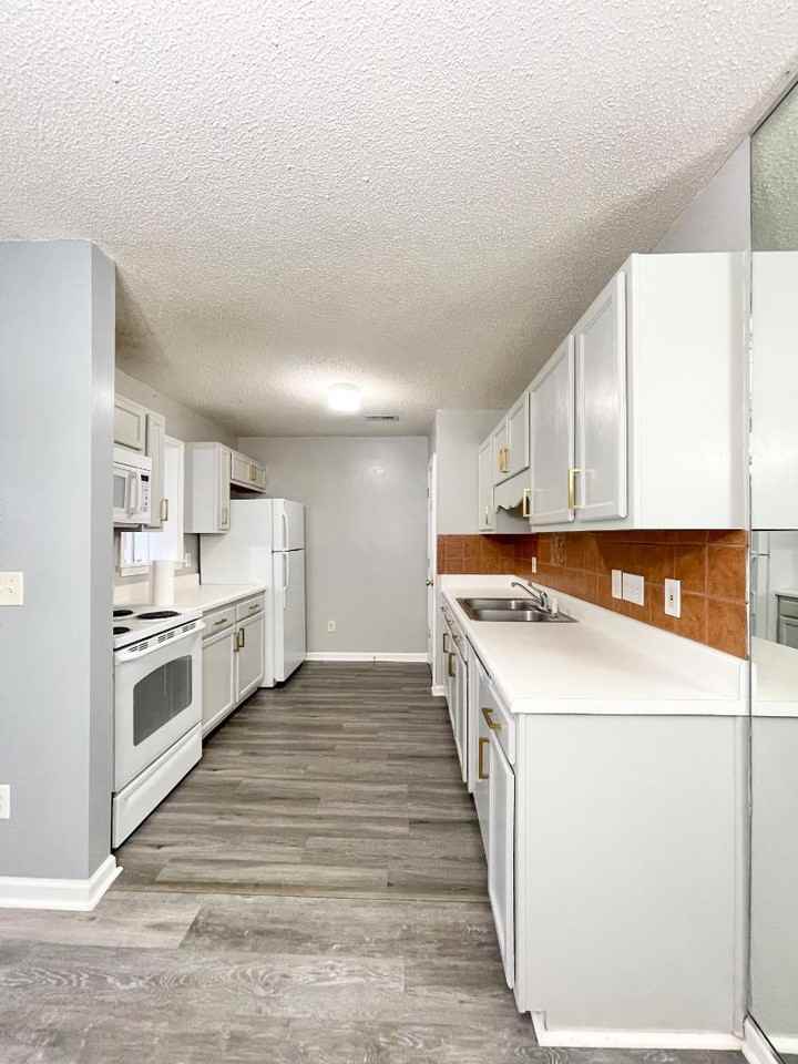 7137 W Friendly Ave - Photo 6 of 8