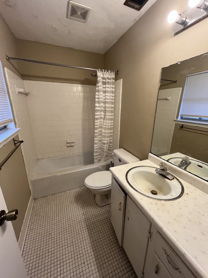 211 Henderson St #NA - Photo 2 of 19