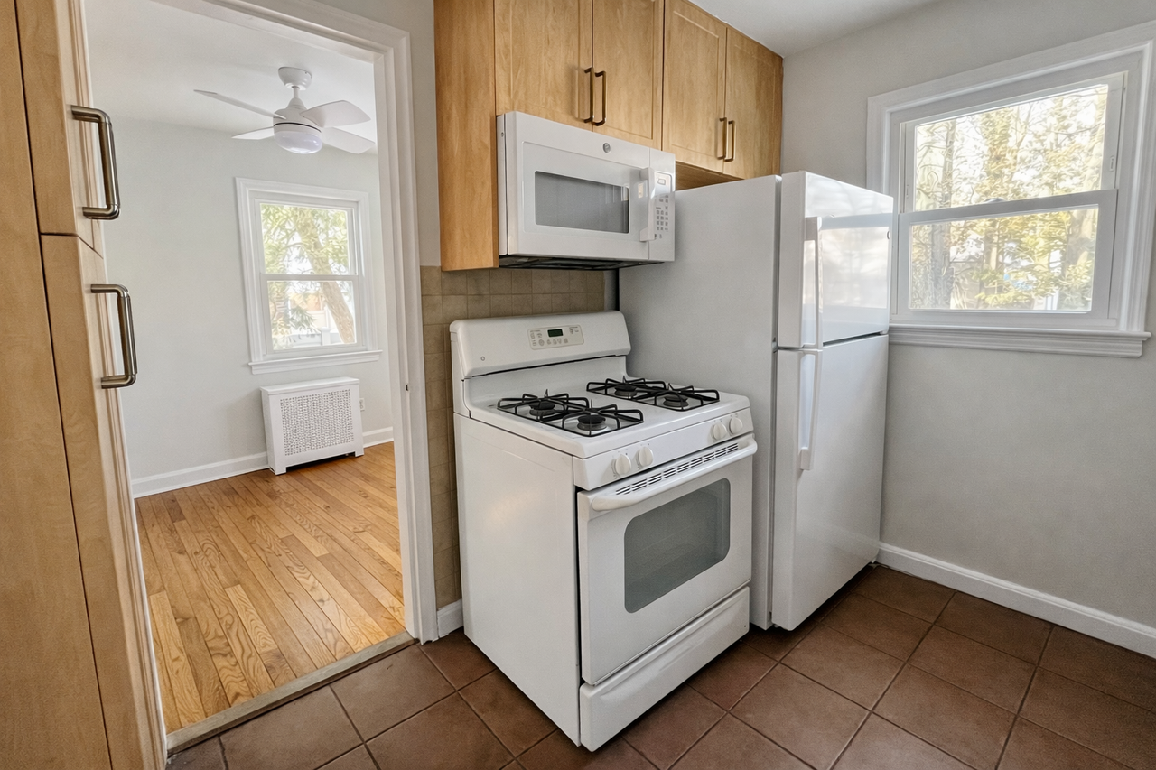 386 Gilbert St #I - Photo 5 of 22