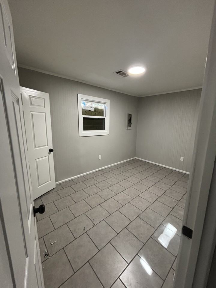 705 17th St #1 - Photo 5 of 7