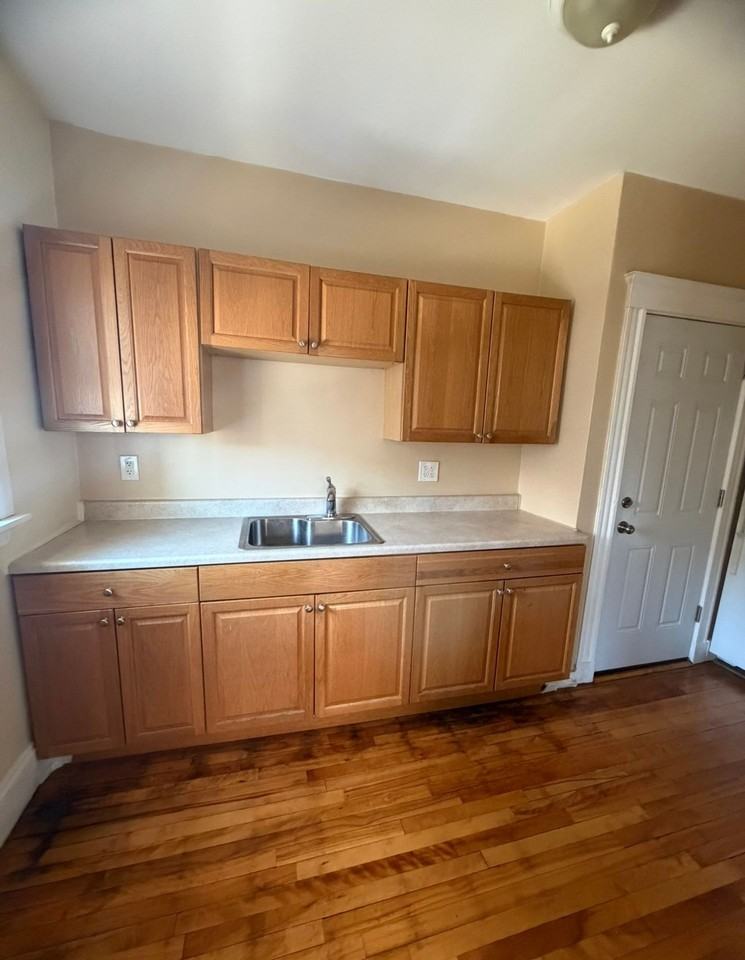 4-7 Sherborn Court 463-475 Broadway - Photo 3 of 3