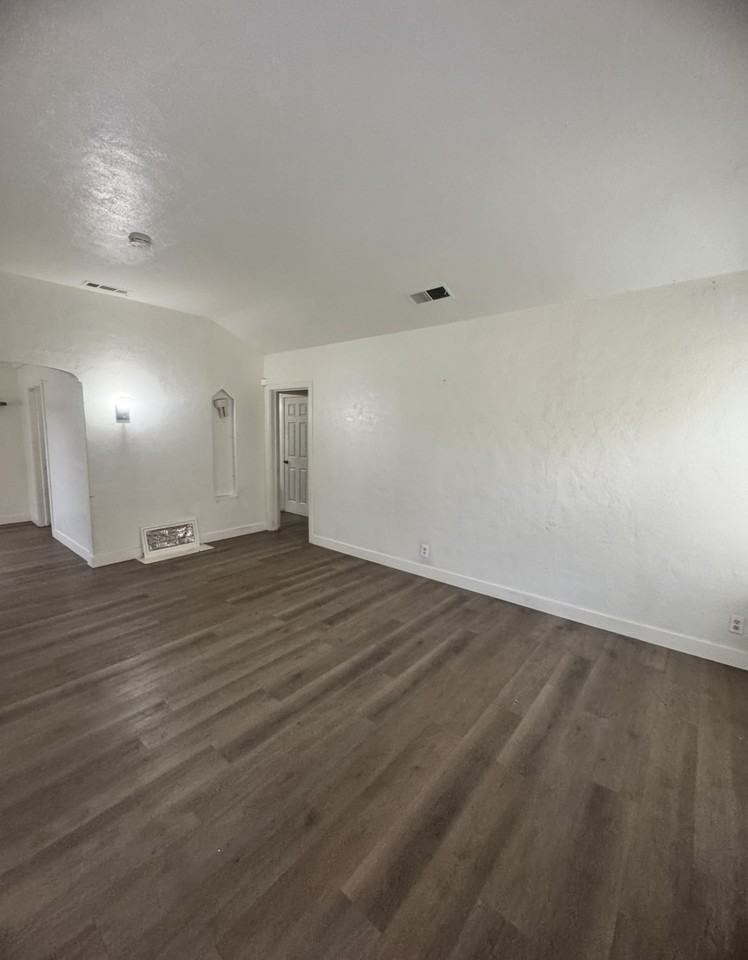 1361 N Safford Ave #1 - Photo 4 of 8