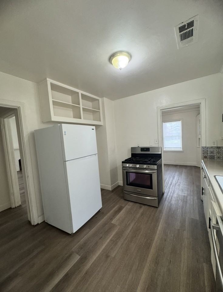 1361 N Safford Ave #1 - Photo 5 of 8