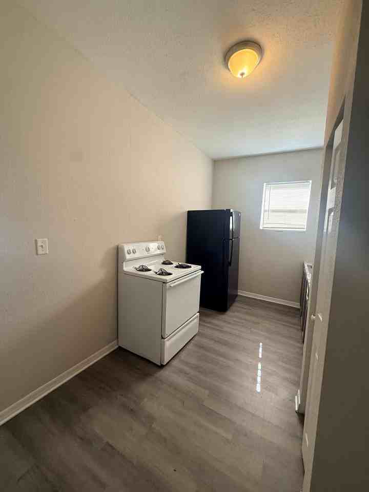 1128 Van Buren St #1 - Photo 5 of 8