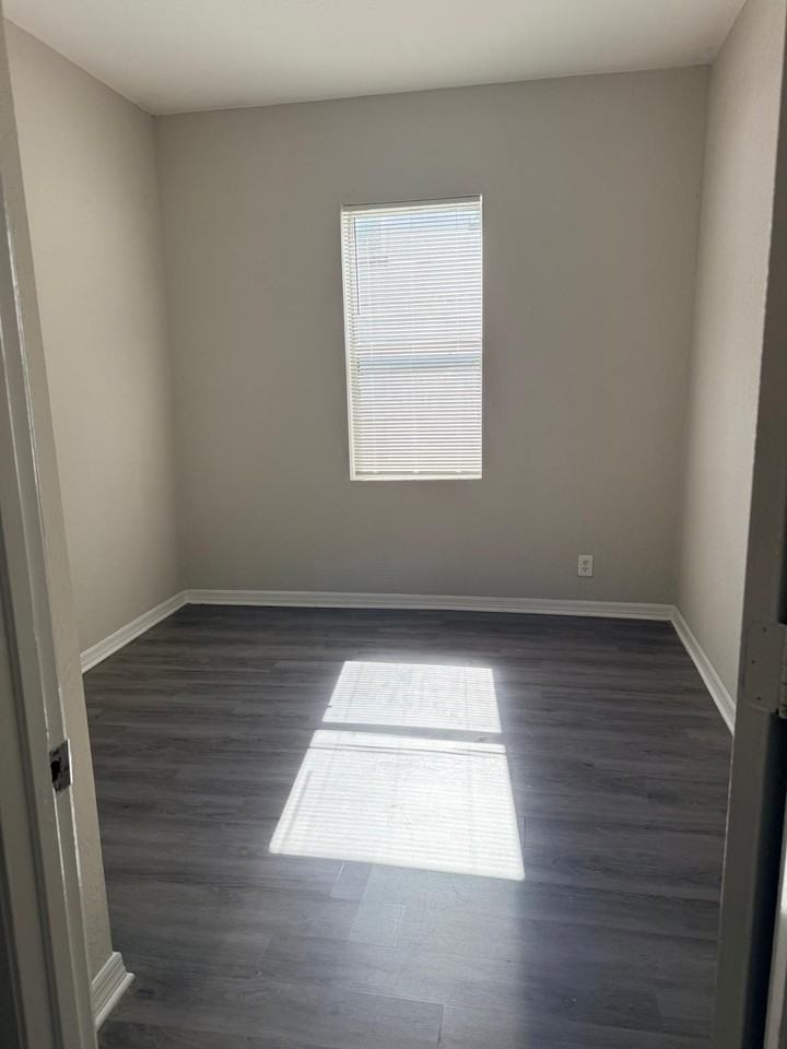 1128 Van Buren St #1 - Photo 6 of 8