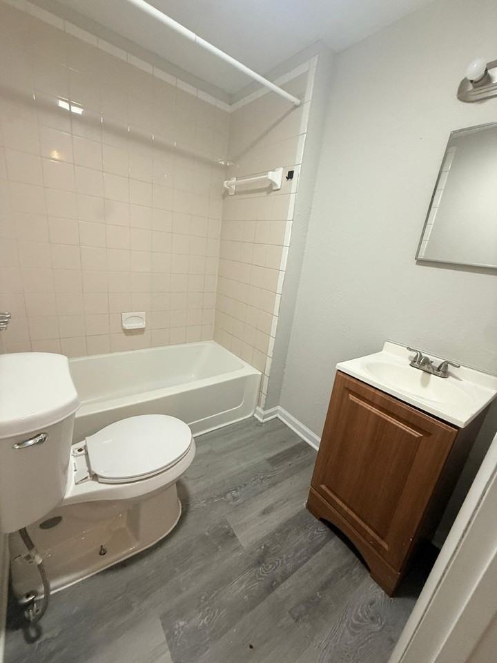 1128 Van Buren St #1 - Photo 7 of 8