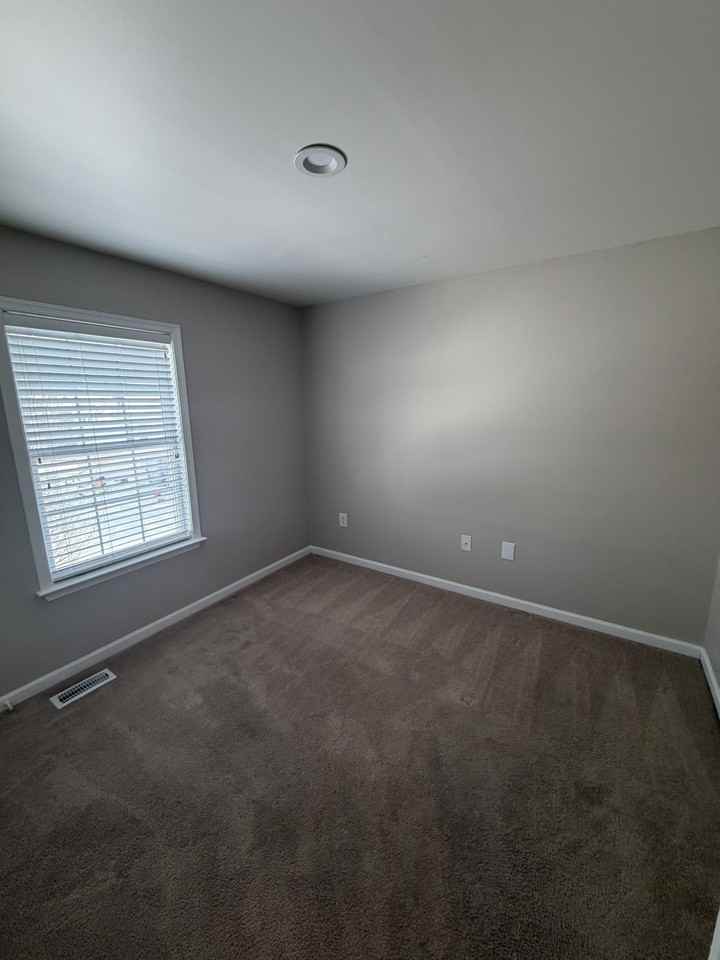 163 Charlotte Ct - Photo 5 of 20