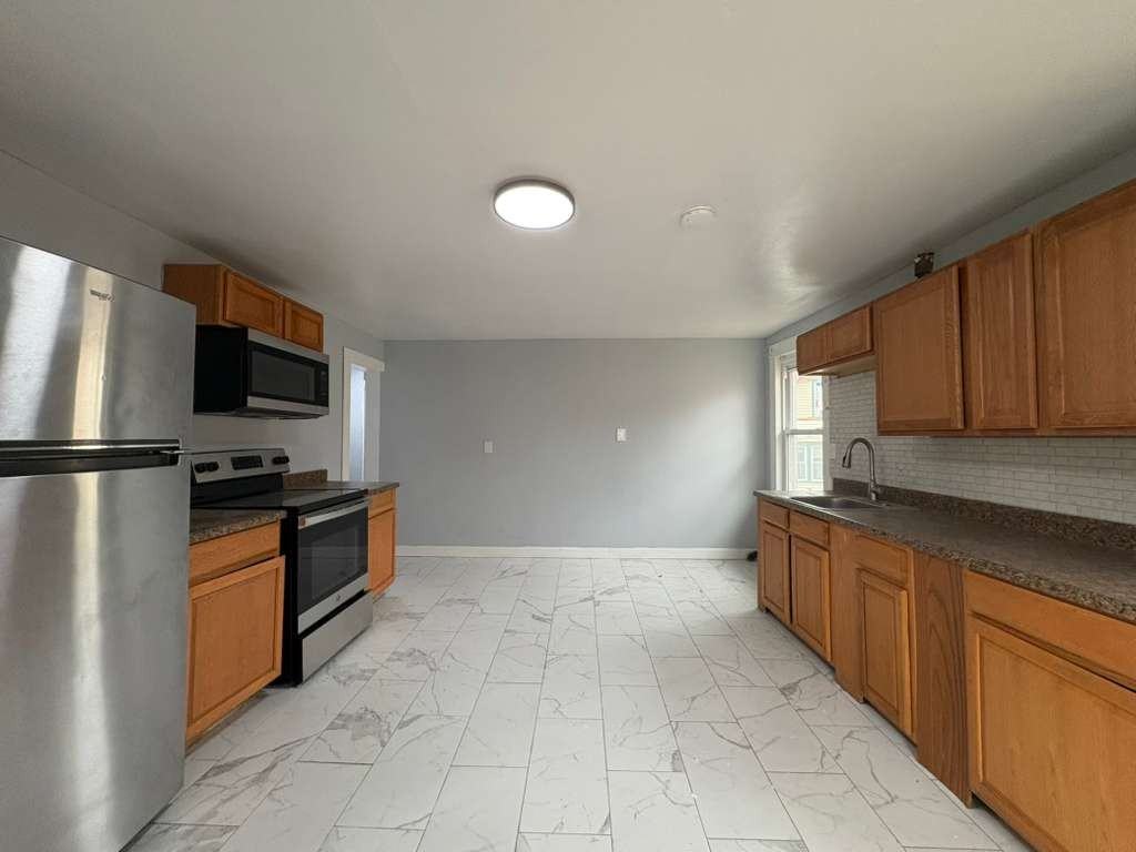 33 Chapel St #2nd - Photo 4 of 9