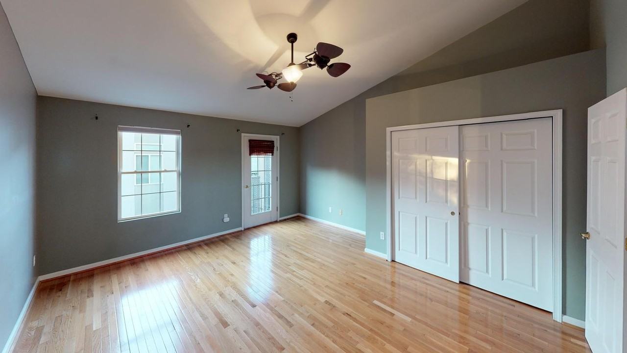 Classic Northern Liberties apartment with great views - Photo 5 of 19
