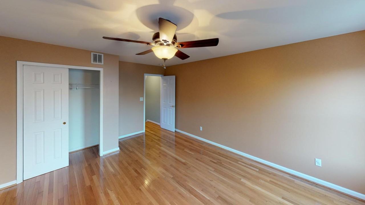 Classic Northern Liberties apartment with great views - Photo 6 of 19