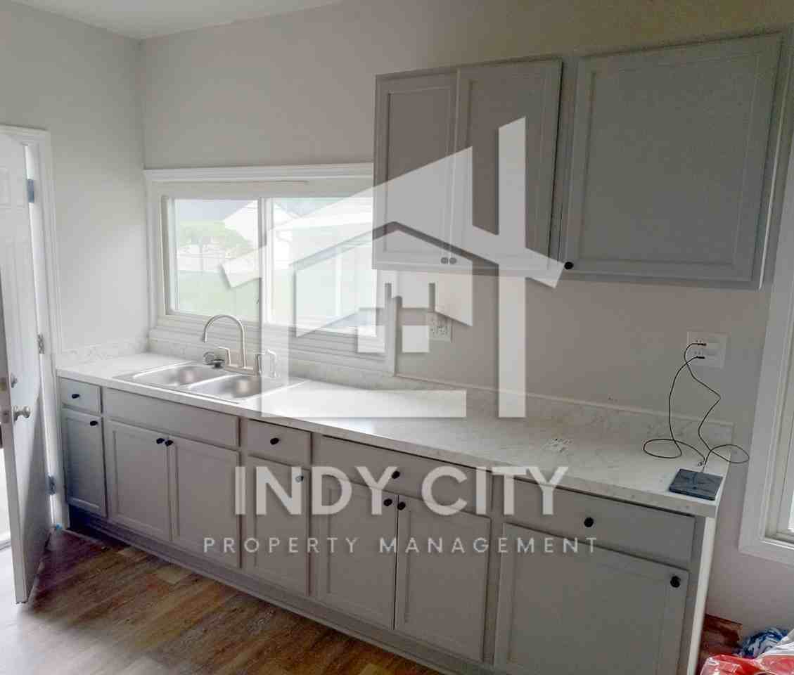 1015 S Sheffield Ave #1 - Photo 2 of 7