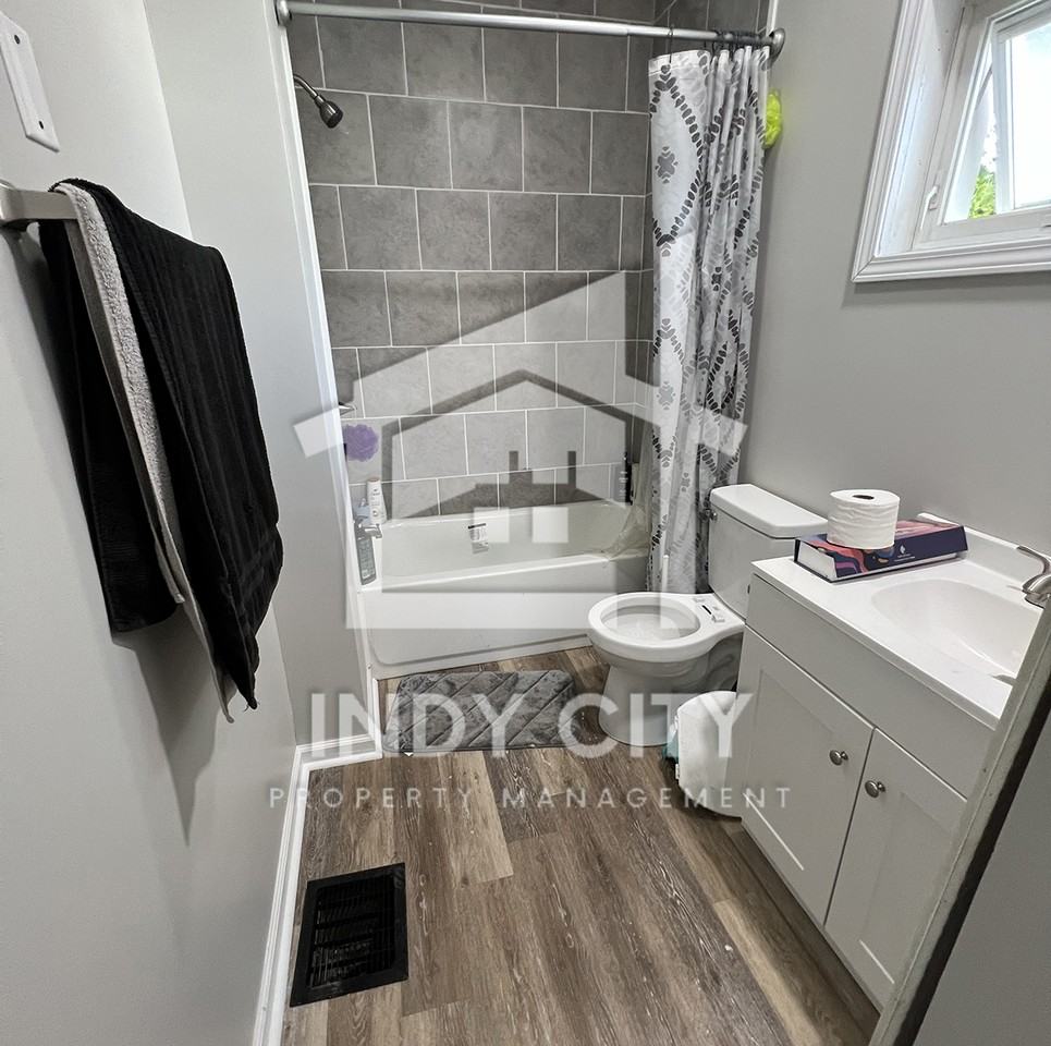 1015 S Sheffield Ave #1 - Photo 3 of 7