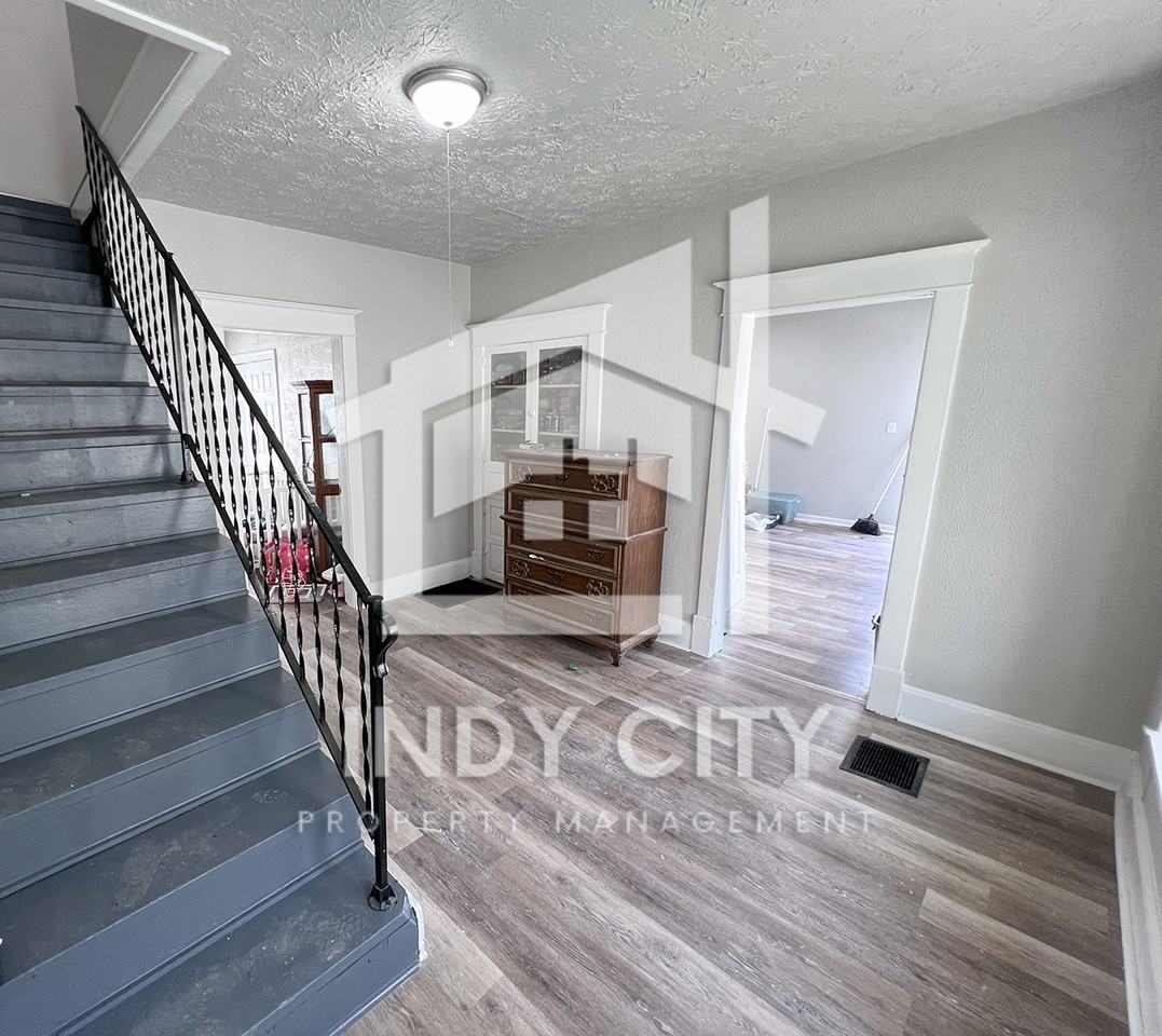 1015 S Sheffield Ave #1 - Photo 5 of 7