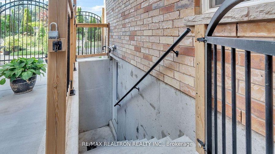 4 Oceanpearl Crescent - Photo 3 of 15