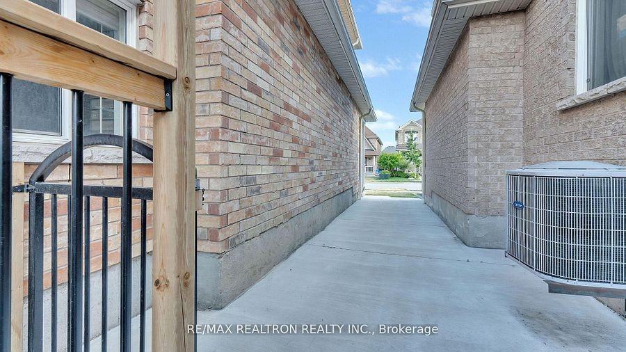 4 Oceanpearl Crescent - Photo 2 of 15