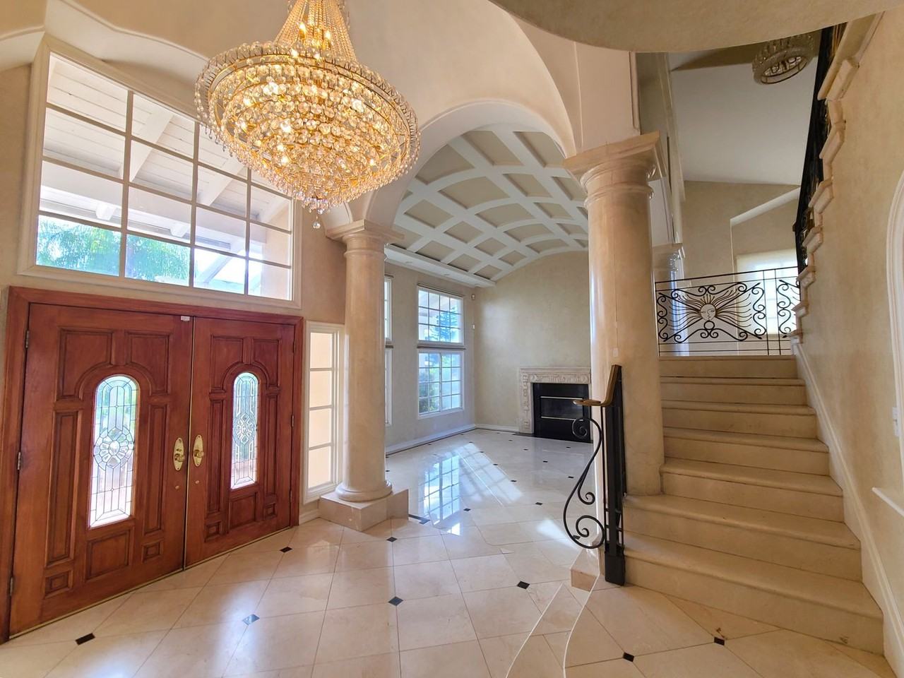 306 Edgemont Dr - Photo 2 of 24