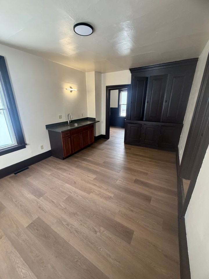 612 E 12th St - Photo 4 of 13