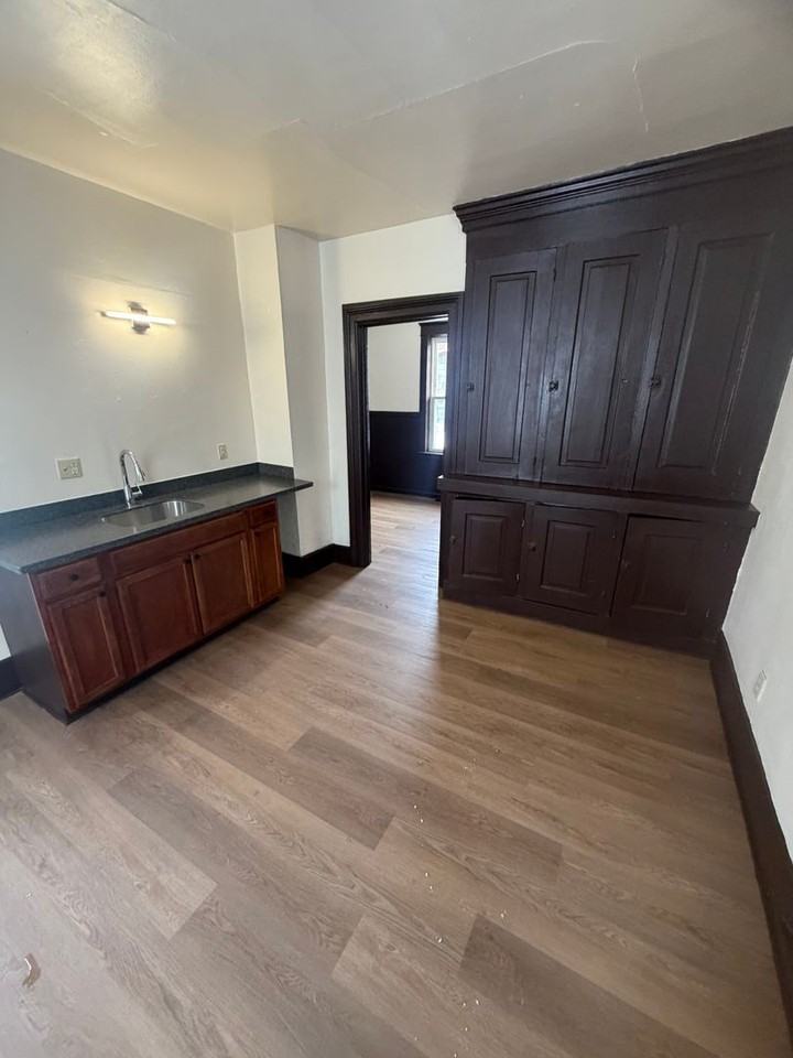 612 E 12th St - Photo 5 of 13