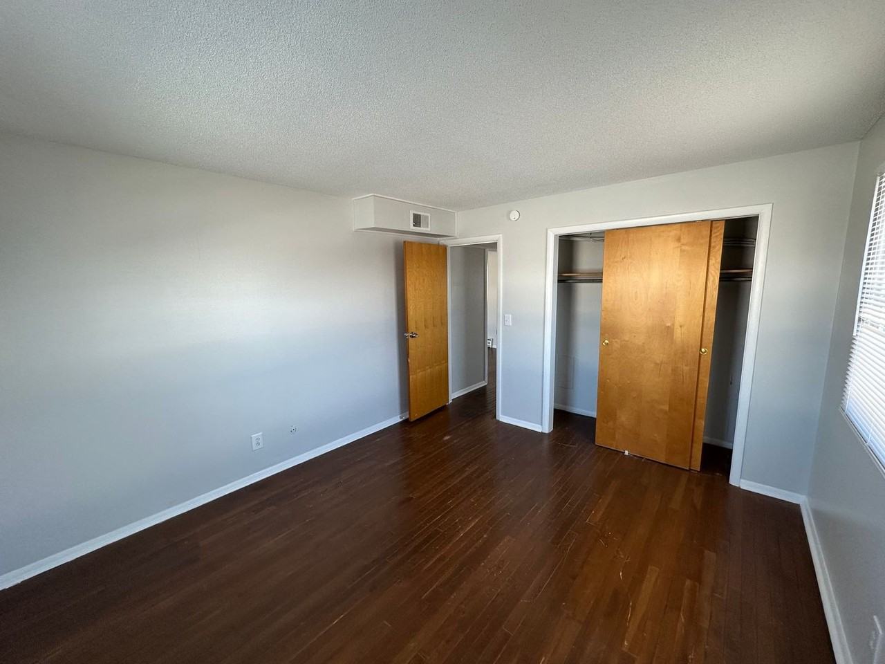 6011 W 25th St #4 - Photo 3 of 9