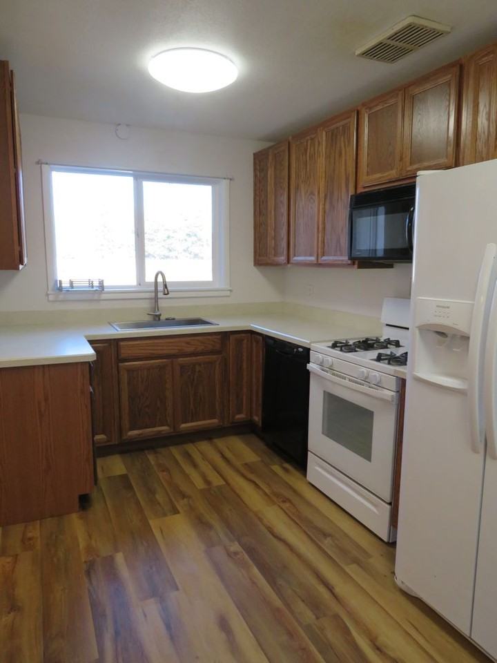 421 Judith Ln - Photo 2 of 12