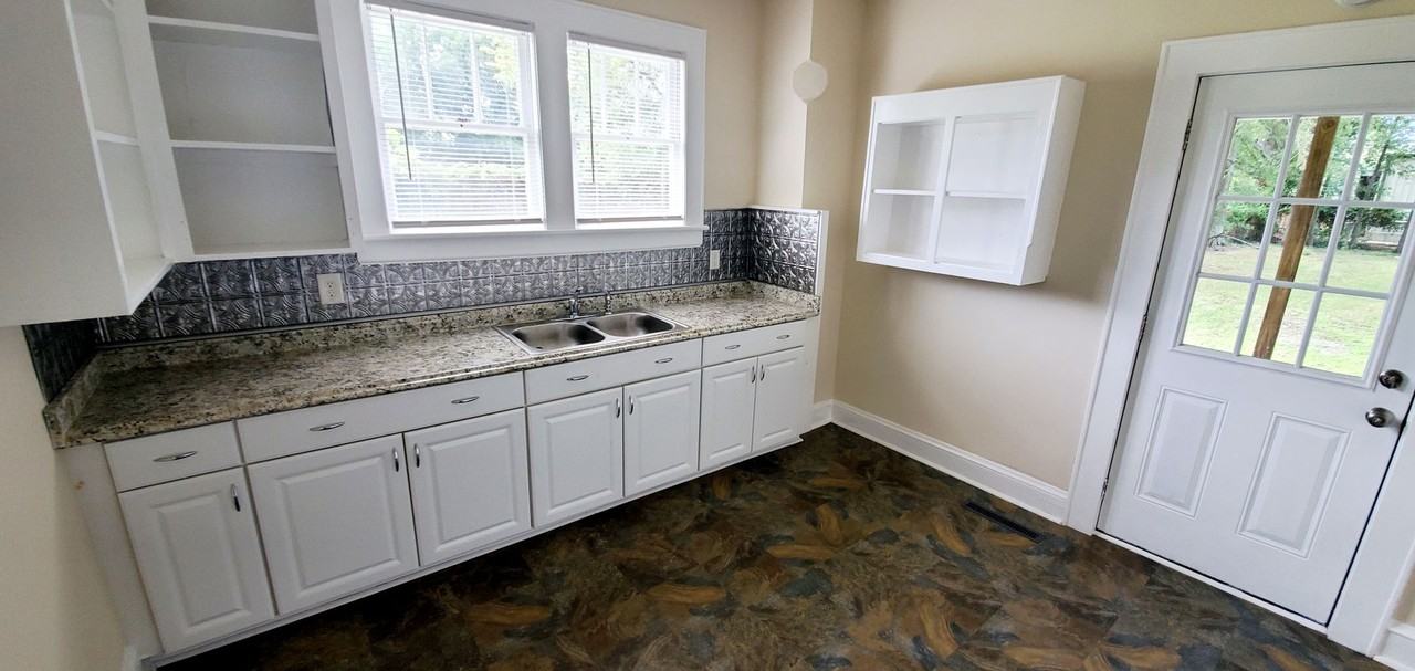 2809 Hillsborough Rd - Photo 5 of 38