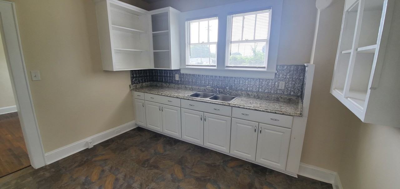 2809 Hillsborough Rd - Photo 6 of 38