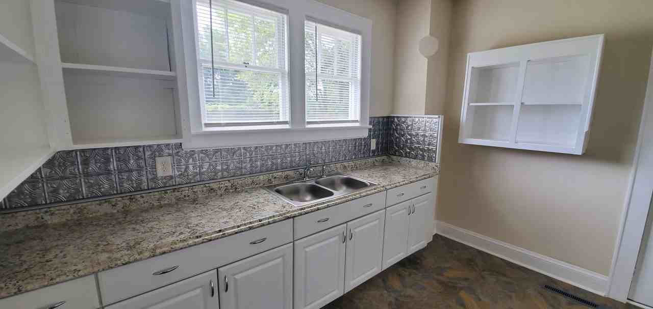 2809 Hillsborough Rd - Photo 7 of 38