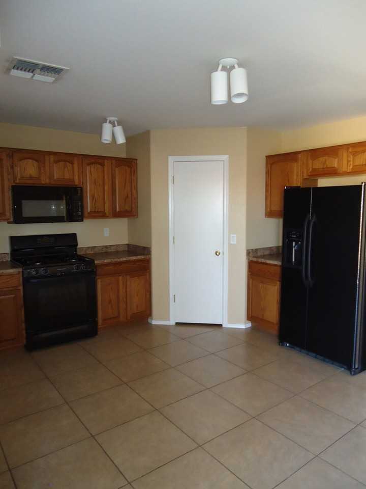 12704 W Flores Dr - Photo 3 of 23