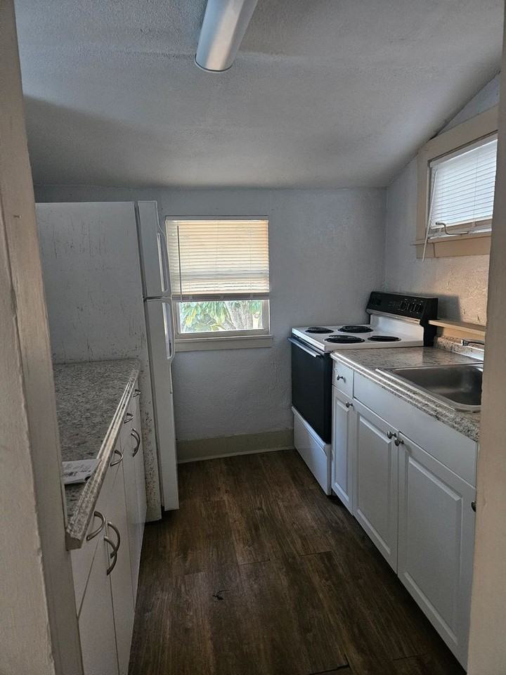 223 223 B2 North Hollywood Ave - Photo 3 of 9