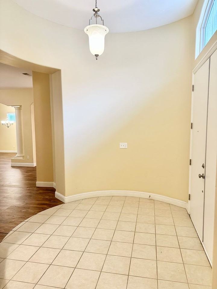 8359 N Richelle Ave - Photo 4 of 35