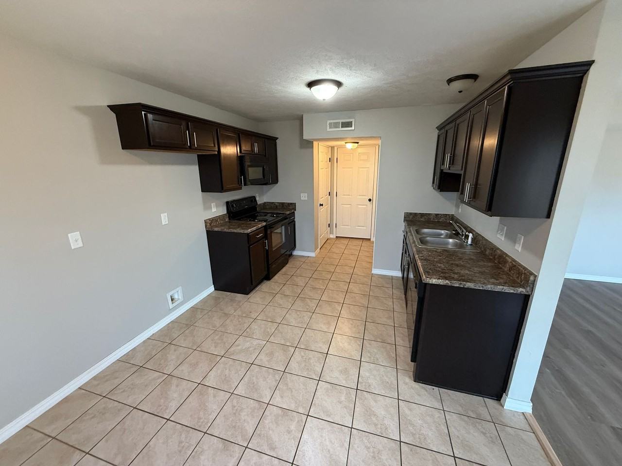 3363 S Hillcrest St - Photo 5 of 10