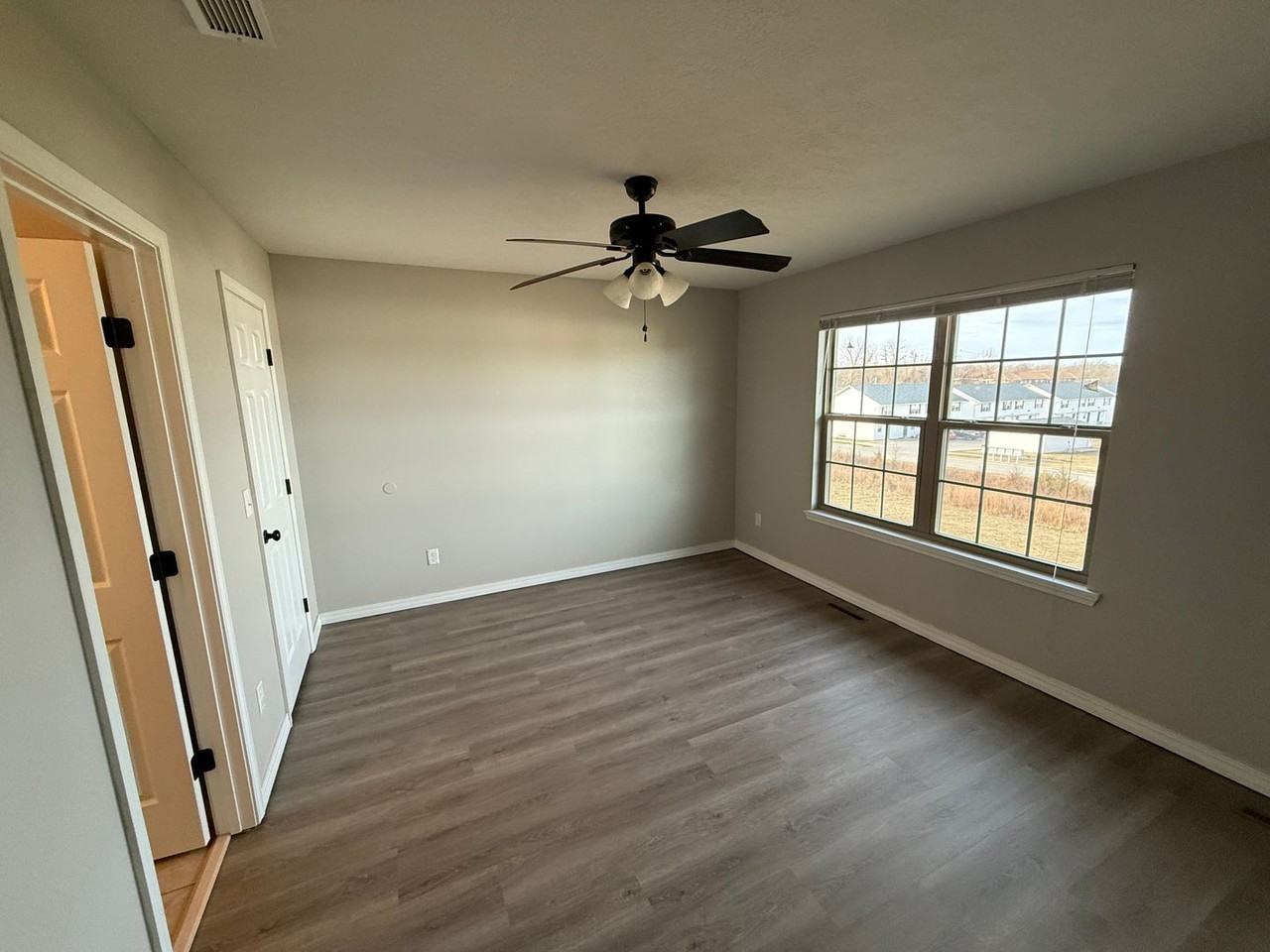 3363 S Hillcrest St - Photo 7 of 10