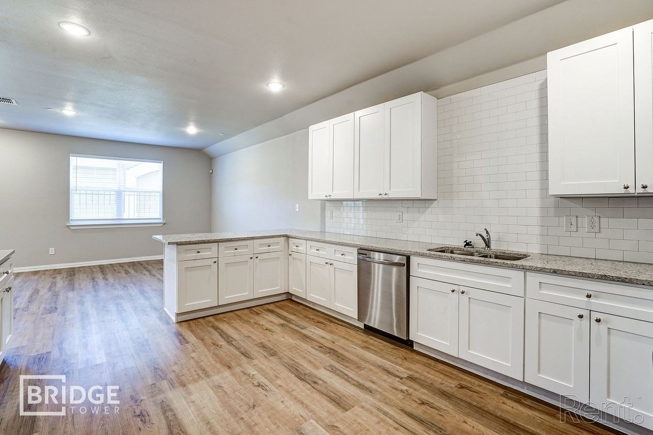 1005 W Golden Ln - Photo 3 of 16