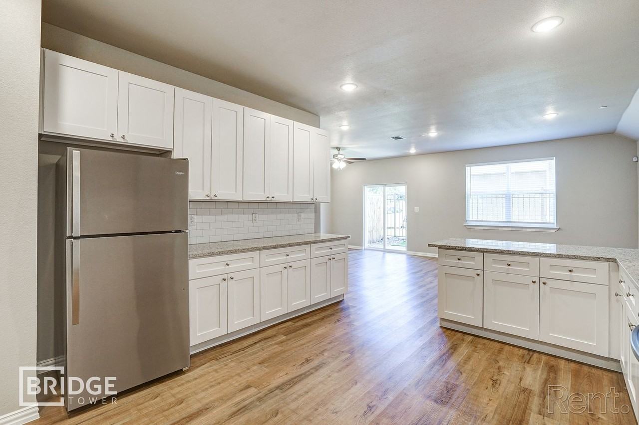 1005 W Golden Ln - Photo 4 of 16