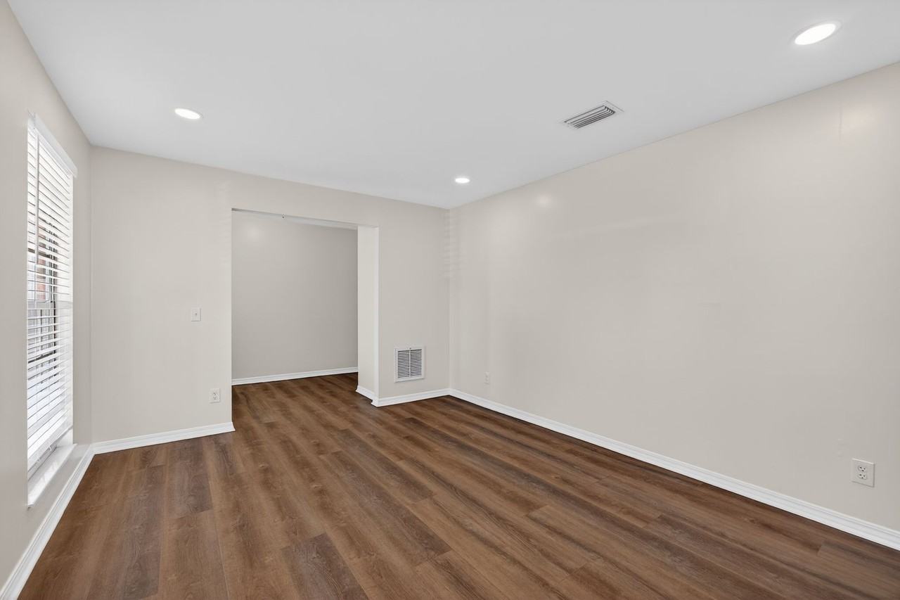 2766 Greenridge Rd - Photo 6 of 30