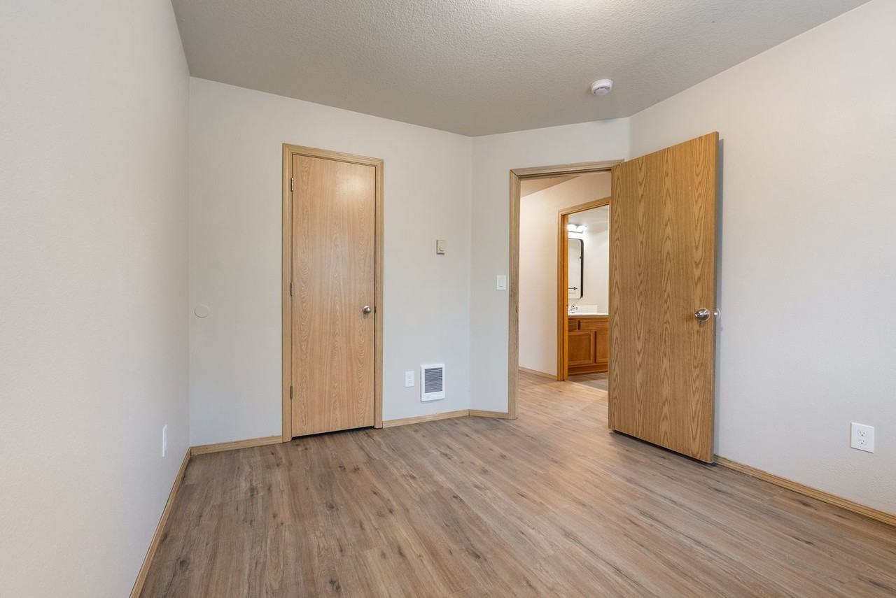 12610 Se Ramona St - Photo 2 of 34