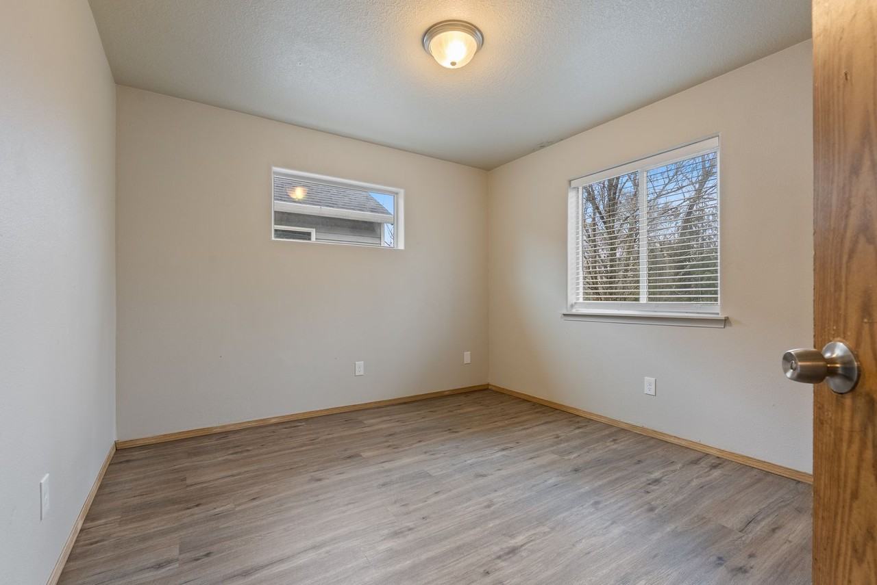 12610 Se Ramona St - Photo 3 of 34