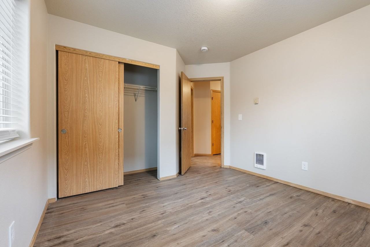 12610 Se Ramona St - Photo 4 of 34