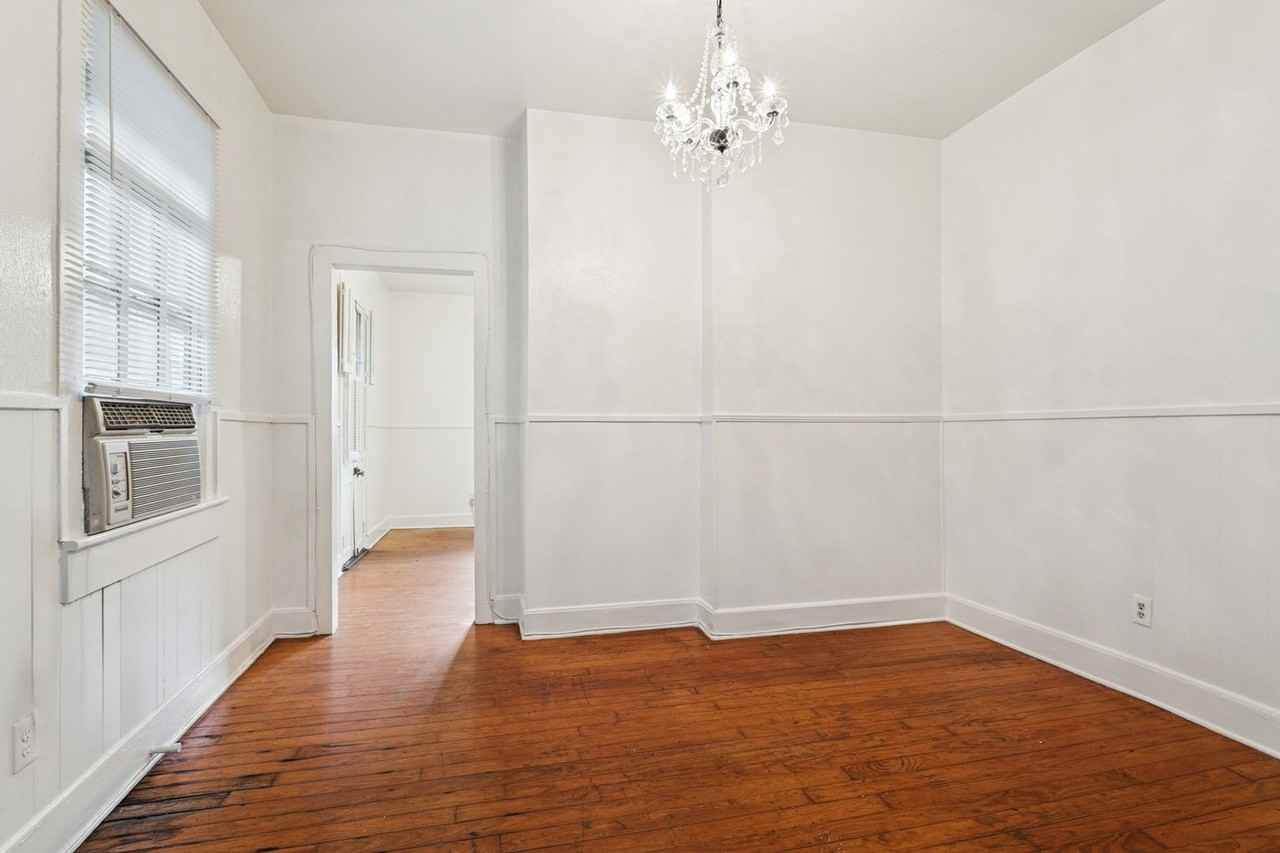 925 Royal St - Photo 2 of 8