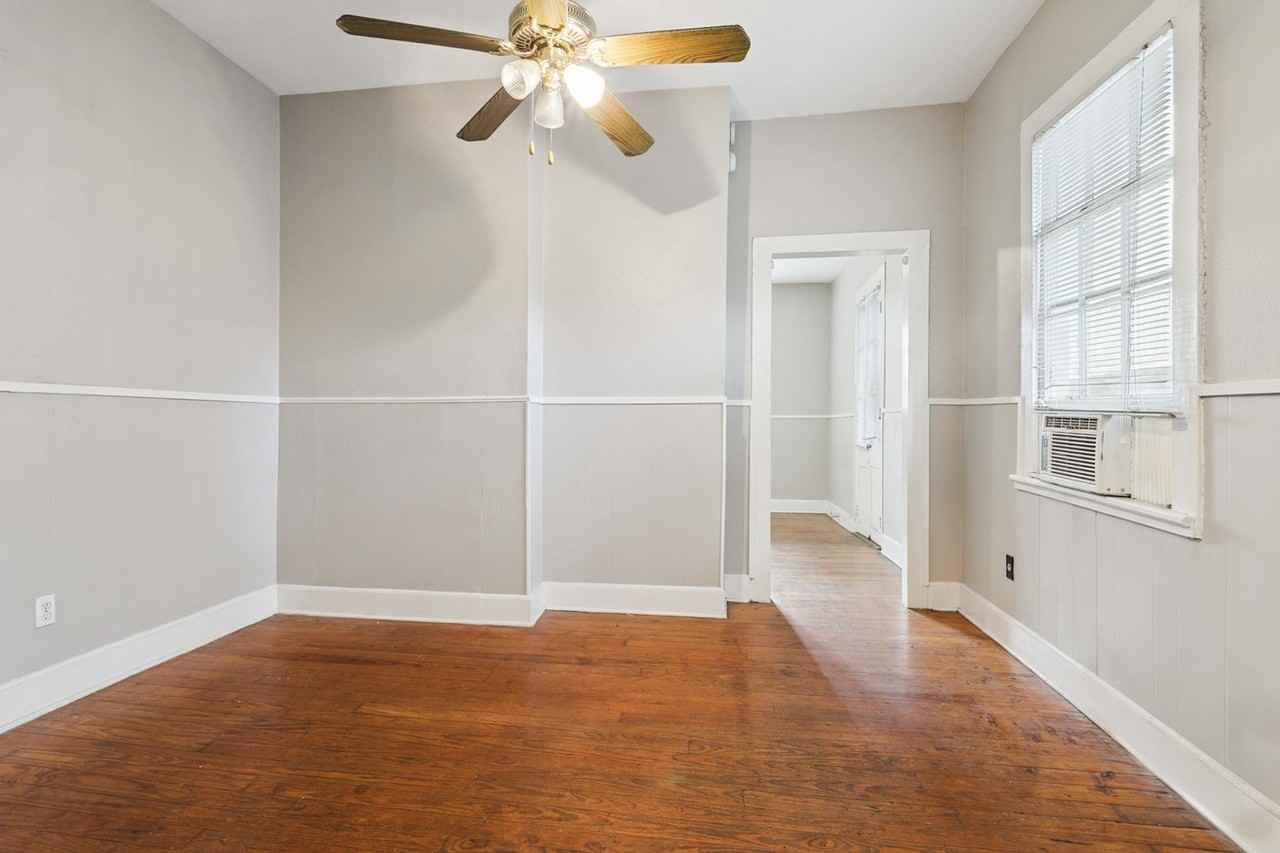 925 Royal St - Photo 3 of 8