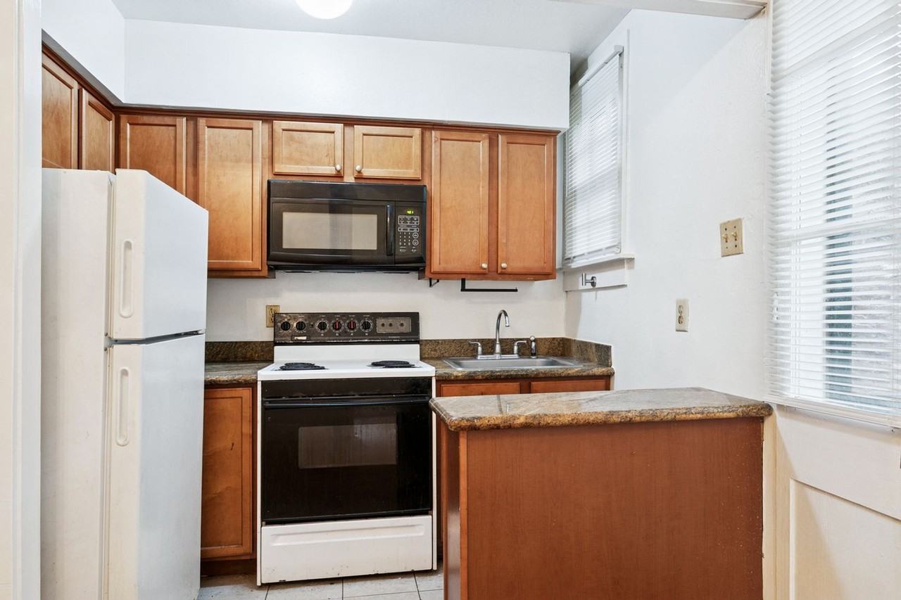 925 Royal St - Photo 6 of 8