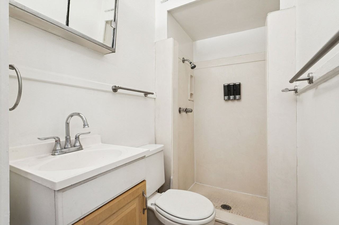 925 Royal St - Photo 7 of 8